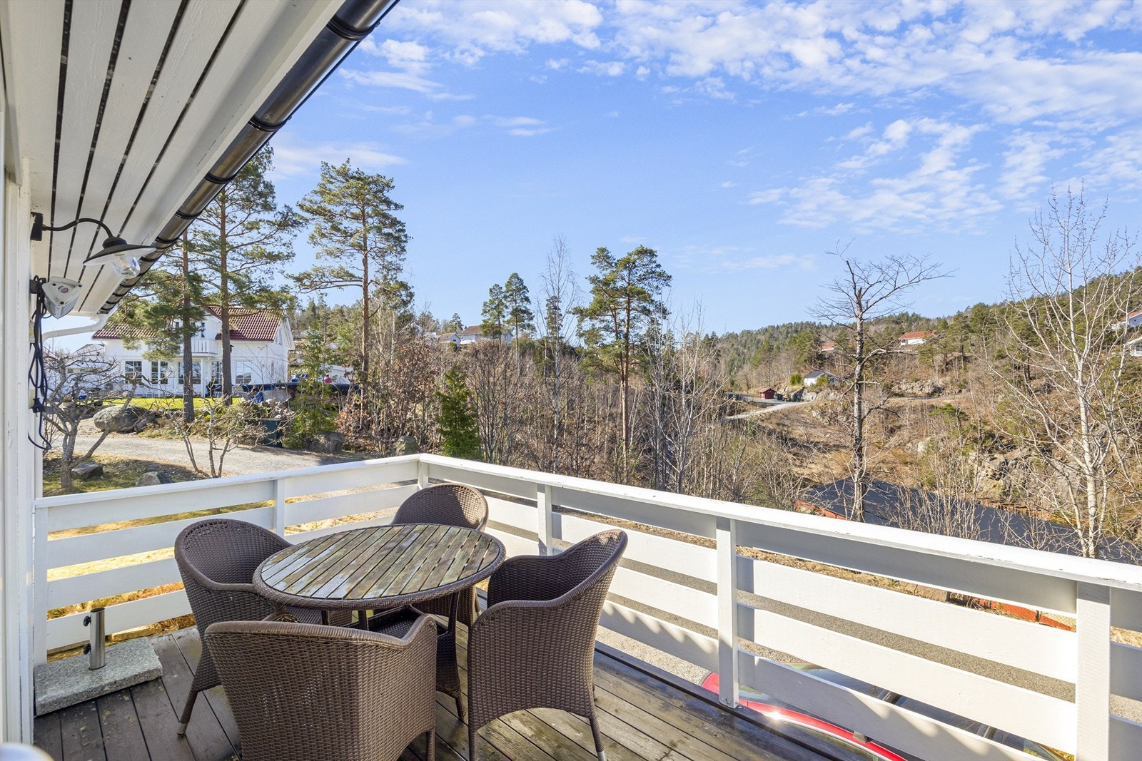 Veranda ut fra spisestue og kjøkken Galleribilde