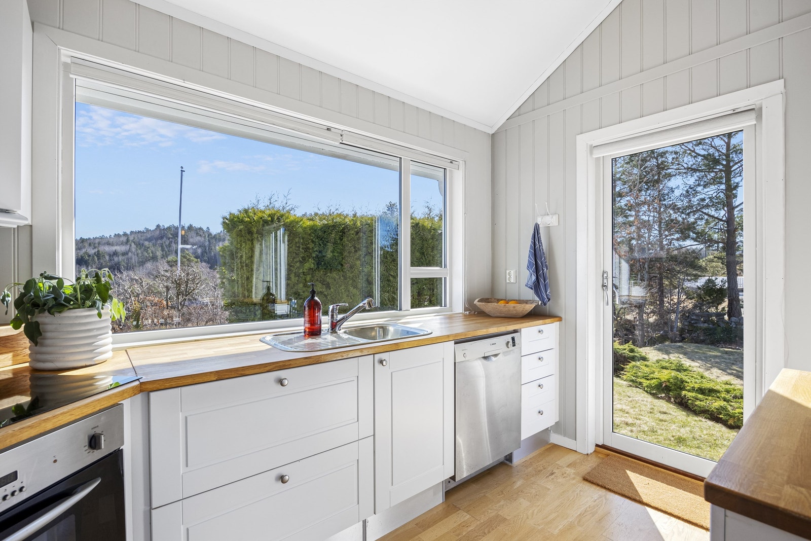 Fra kjøkkenet er det utgang til hagen og terrassen Galleribilde