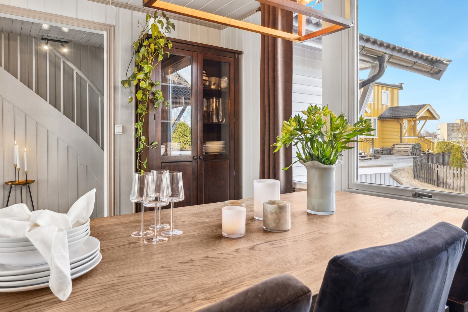 Herlig utsyn mot fellesområder fra spisestuen. Galleribilde