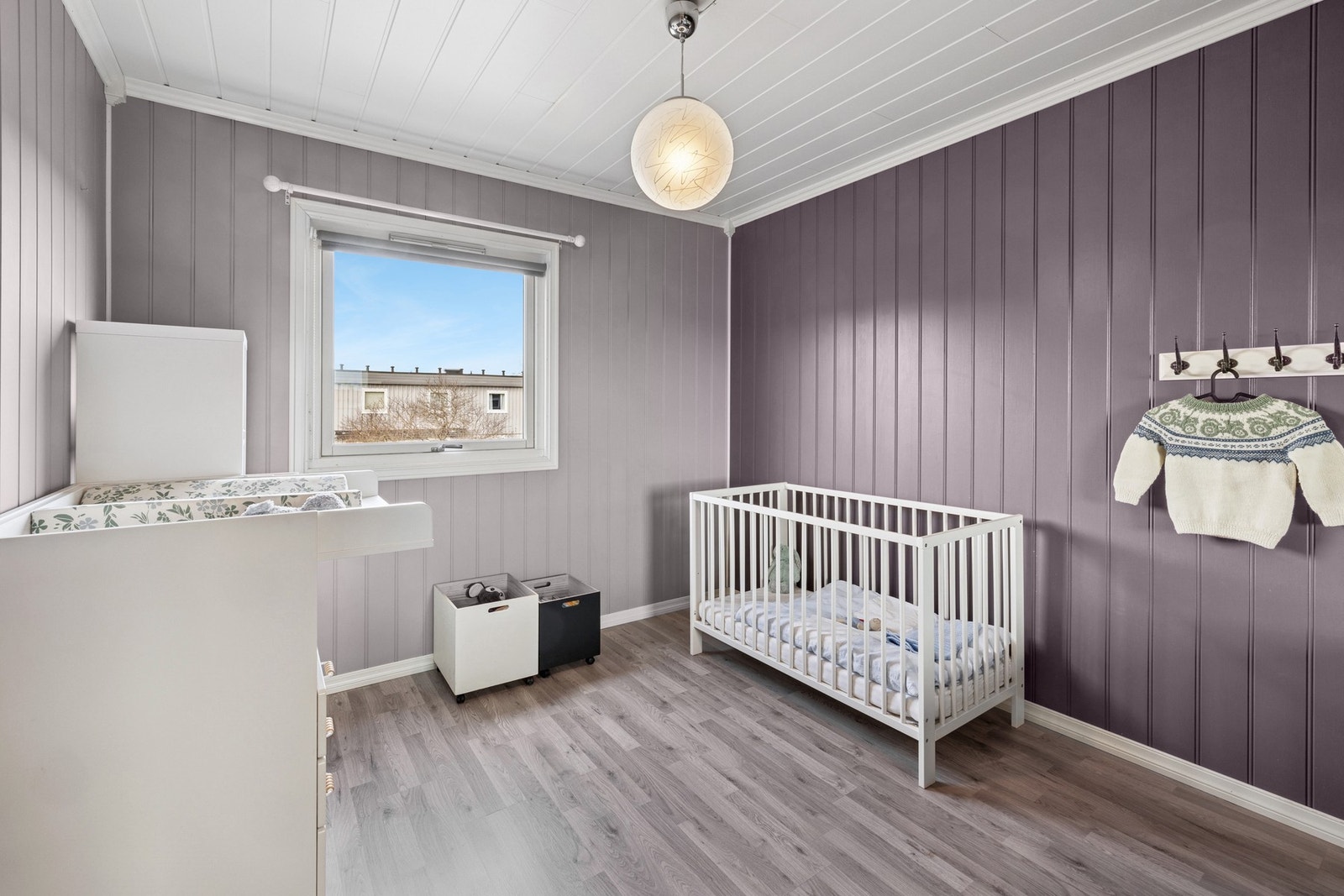 Soverommene er i ulike farger og uttrykk, alle med plass til seng og tilhørende møbler. Galleribilde