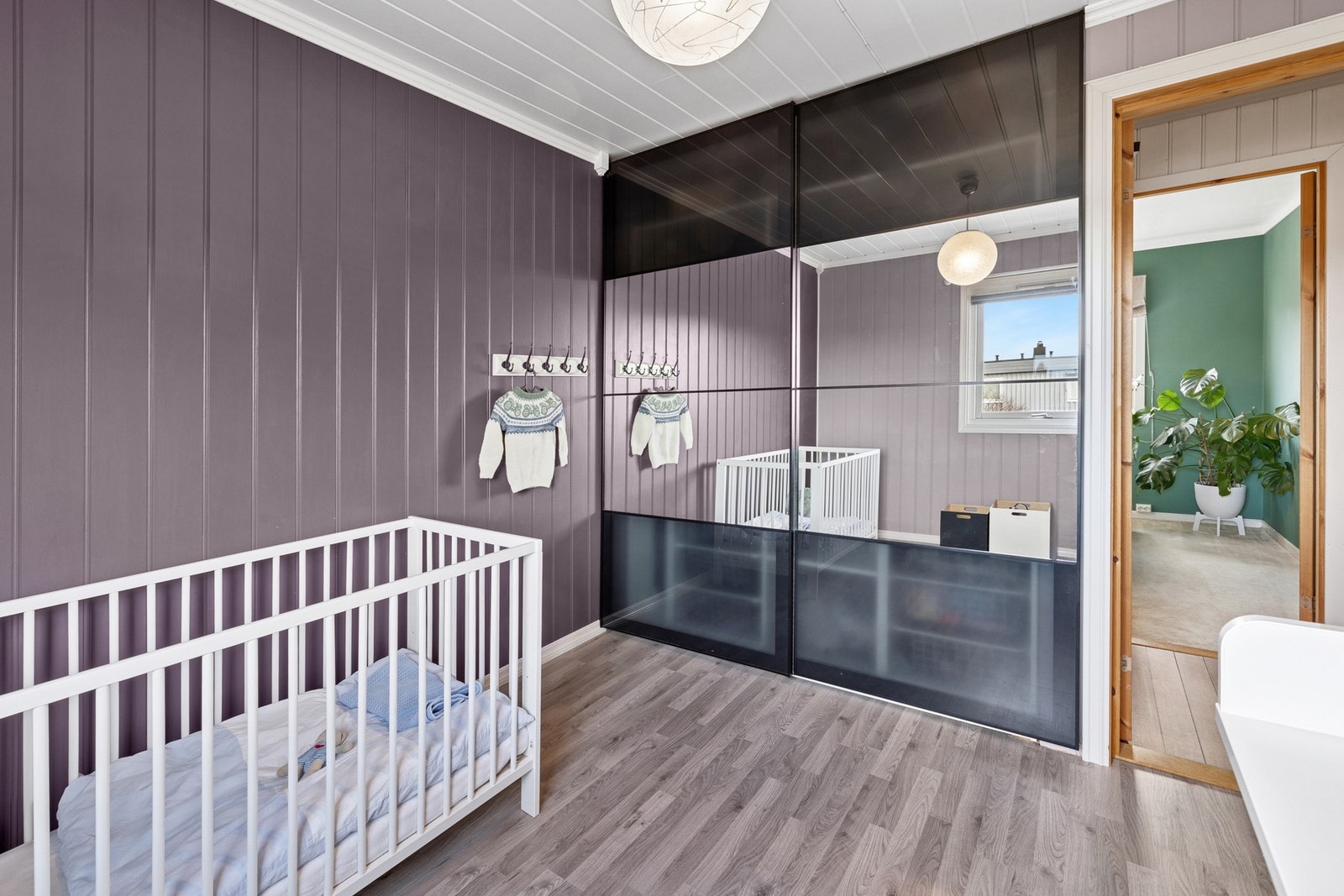 Ett av rommene har i tillegg en dobbel skyvedørsgarderobe som gir rikelig med lagringsplass. Galleribilde