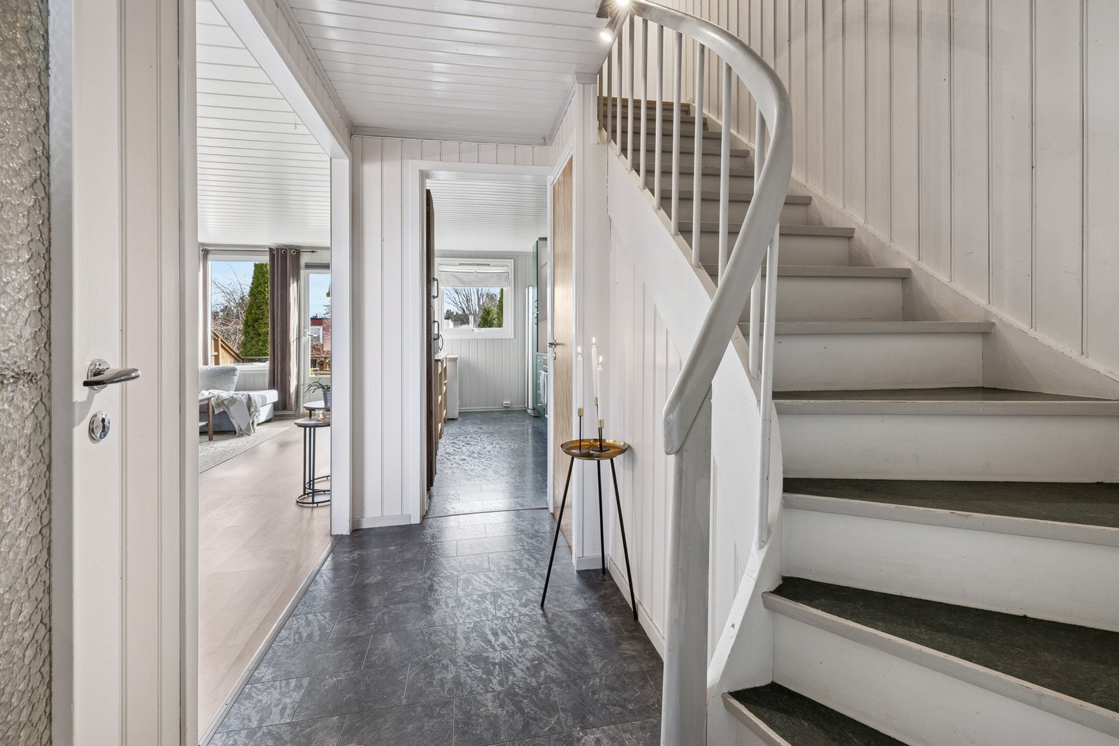 Gangen har et slitesterkt gulv som minner om fliser. Galleribilde