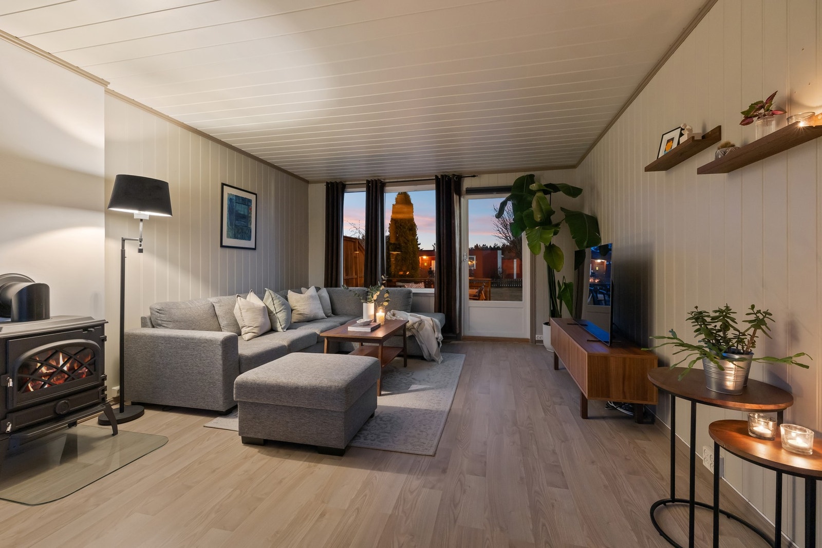 Haugvegen 23A er et trivelig enderekkehus med sjelden god beliggenhet - kun 5 minutters gange fra Amfi Eidsvoll med "alt" du trenger i hverdagen! Galleribilde