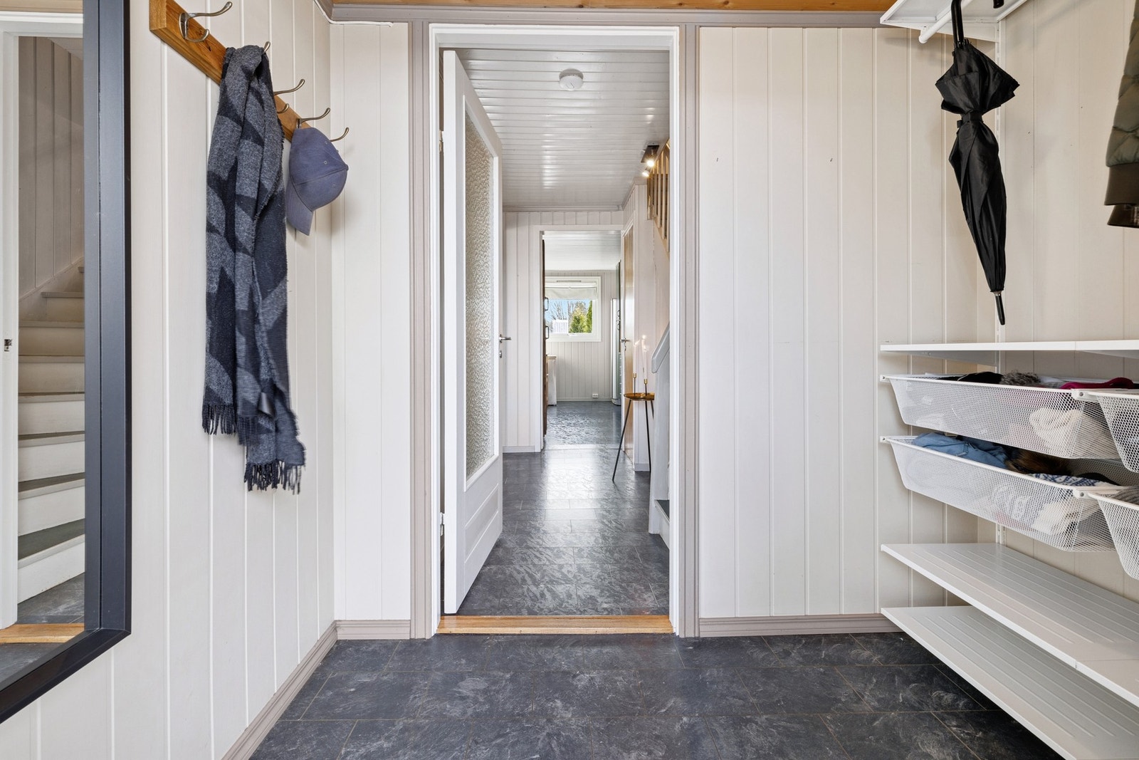 Boligen ønsker deg velkommen med et overbygget inngangsparti som leder inn til en romslig entré. Galleribilde