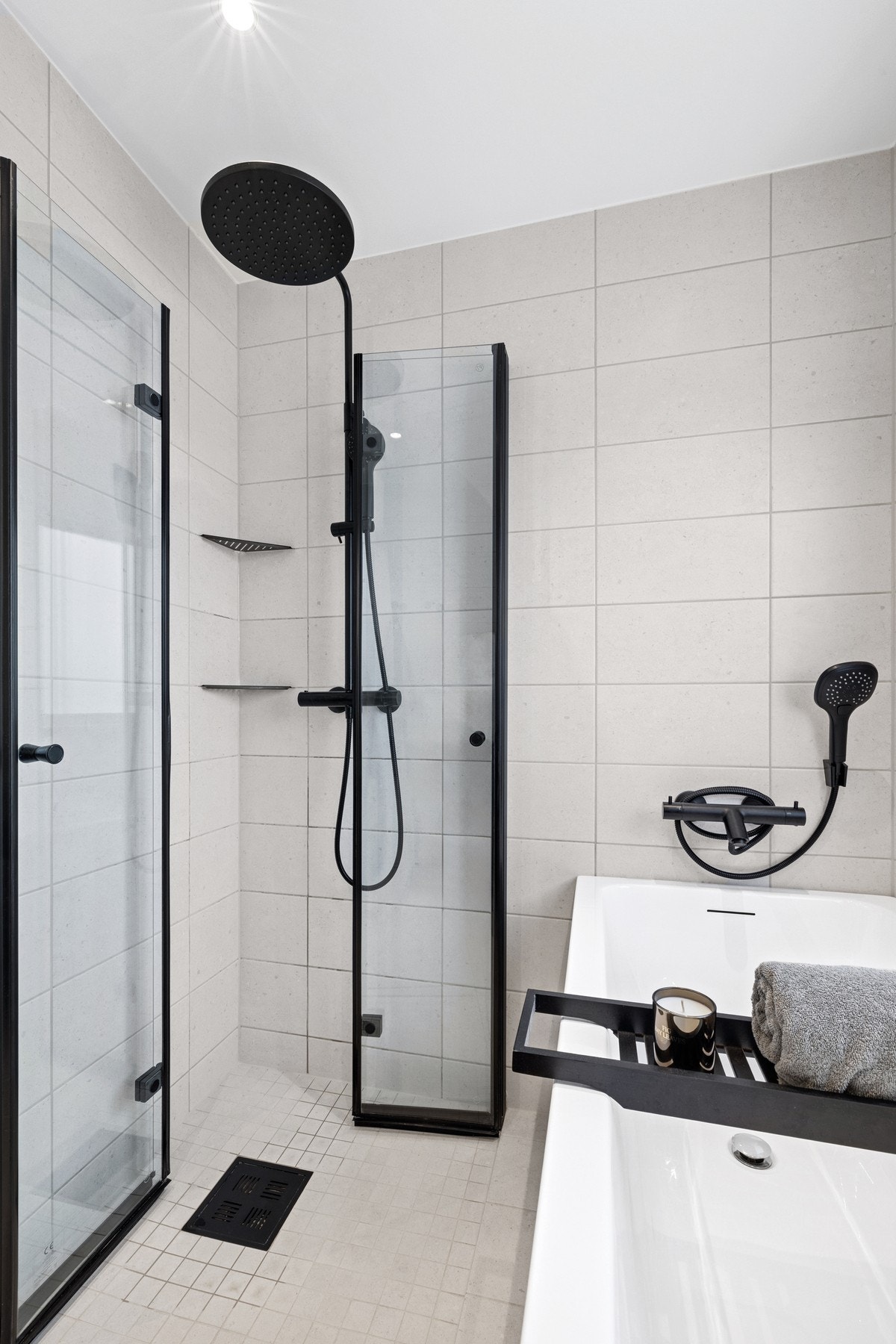 Alt dette, innrammet av flislagte gulv og vegger, downlights og elektrisk gulvvarme. Galleribilde