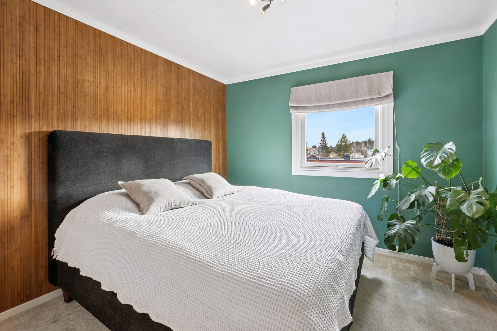 Boligen har tre romslig soverom, alle i 2.etasje av boligen. Galleribilde