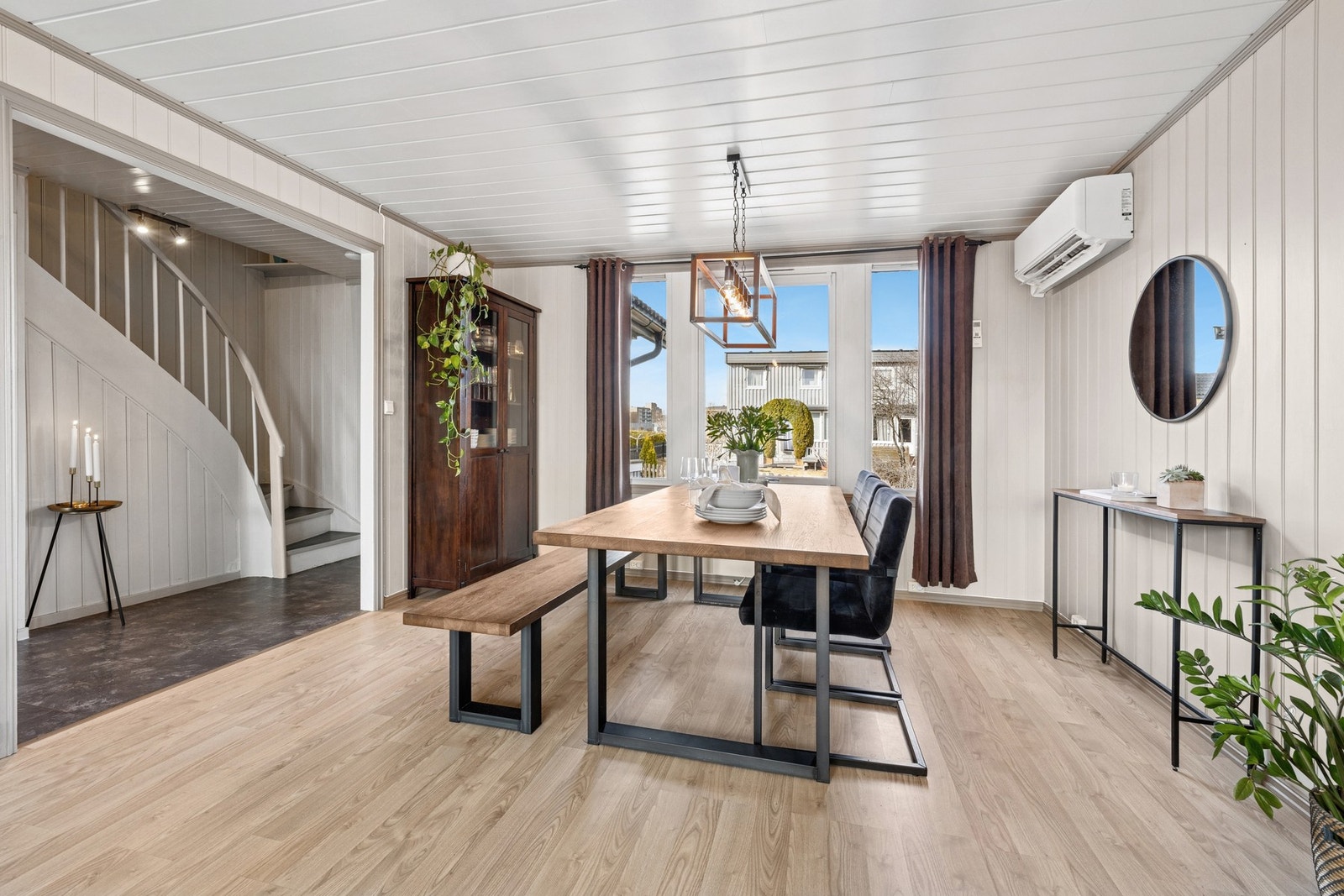 Videre inn kommer du til en åpen og innbydende stue med plass til både sofagruppe og spisebord. Galleribilde