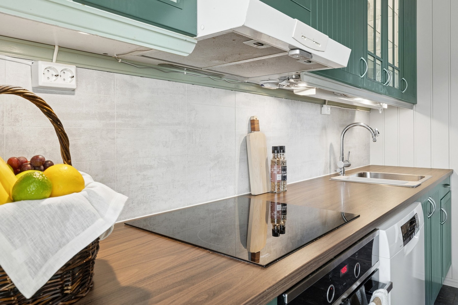 Kjøkkenet byr på en tidløs innredning i en herlig grønnfarge som gir rommet særpreg. Galleribilde