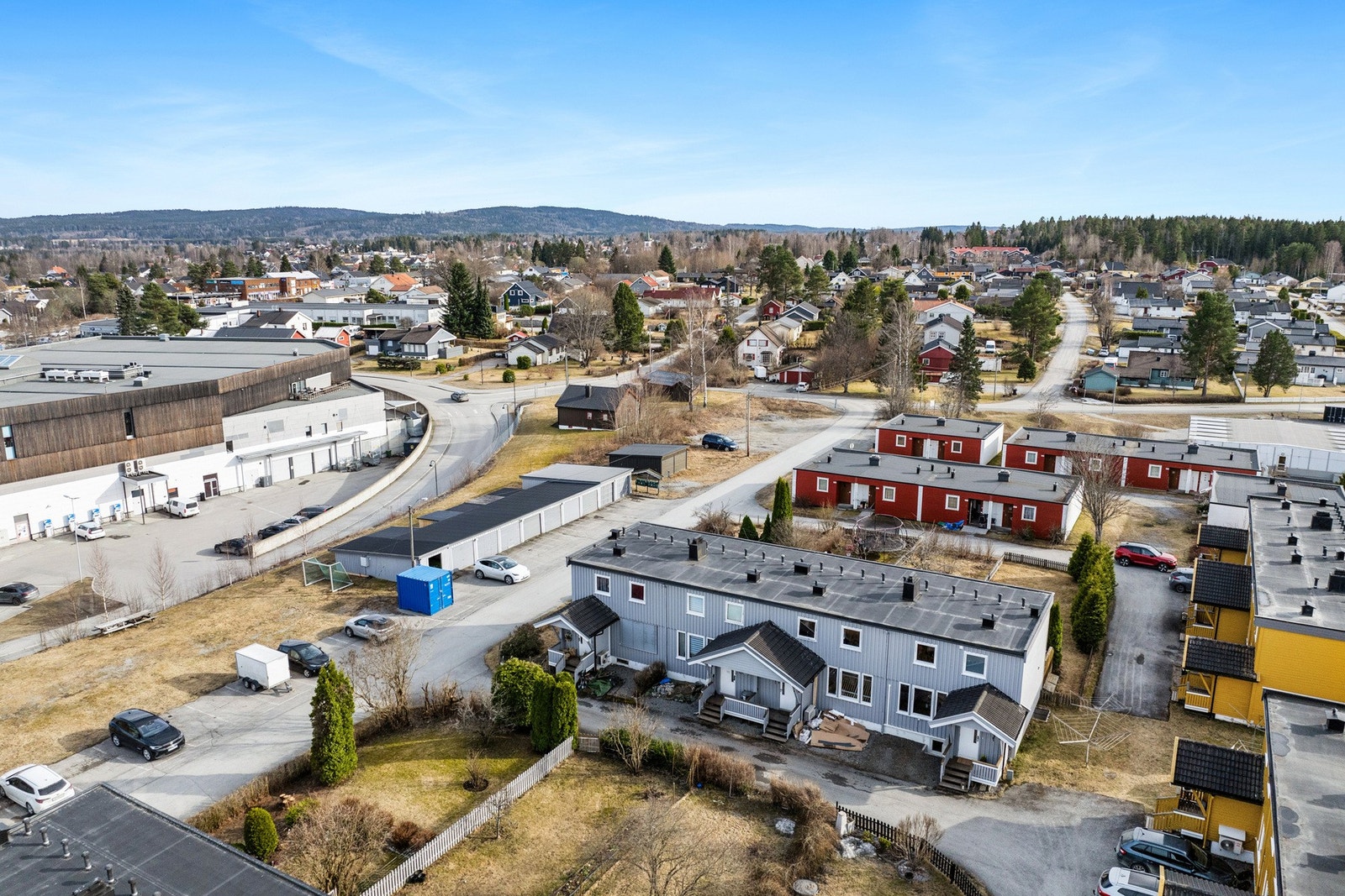 Tomtearealet er opparbeidet med asfalterte internveier, plenarealer, prydbusker, trær og diverse beplantning. Galleribilde