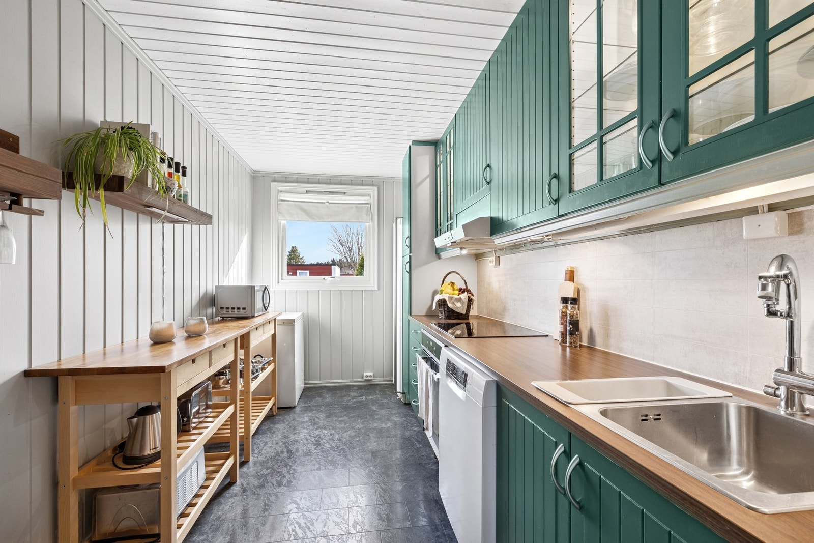 Her er det godt med skapplass og laminat benkeplate - i tillegg til et flott vindu som gir godt med naturlig lys. Galleribilde