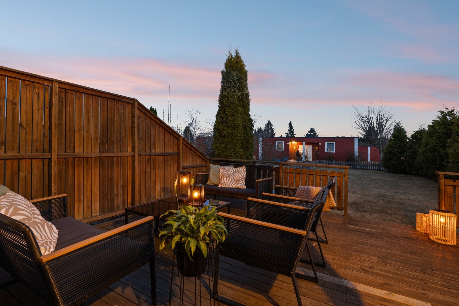 I tillegg byr boligen på en lun uteplass du kan nyte gjennom store deler av året. Galleribilde