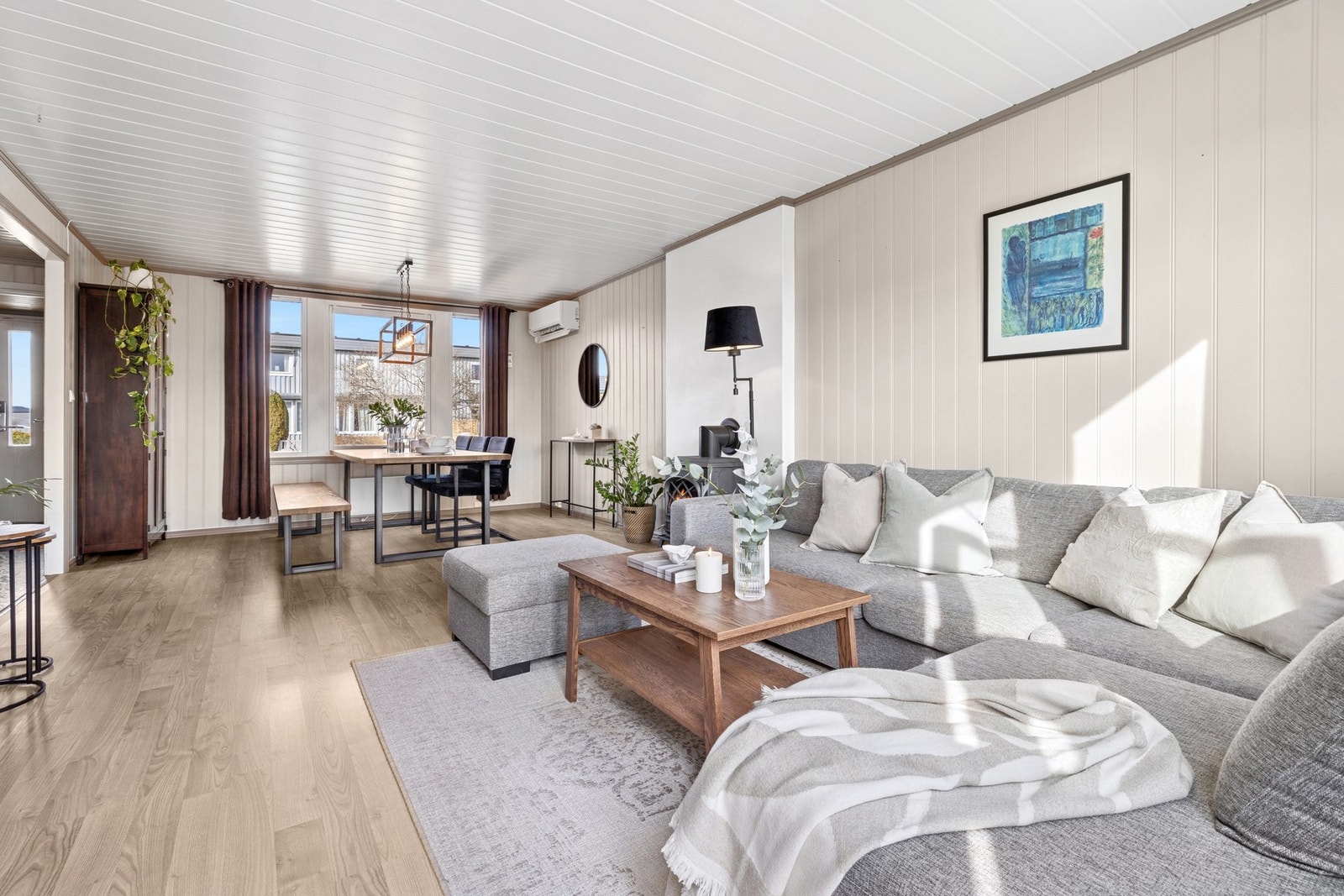 Stuen er belagt med moderne og slitesterkt laminatgulv. Galleribilde