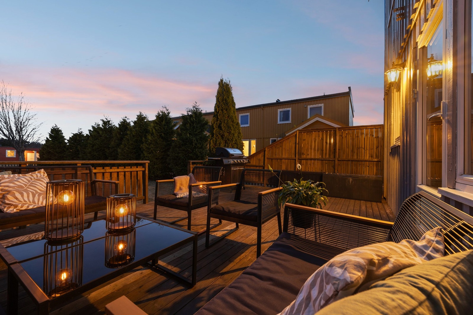 Her får du en gjennomtenkt bolig over tre etasjer, med praktiske løsninger og rom for hele familien! Galleribilde