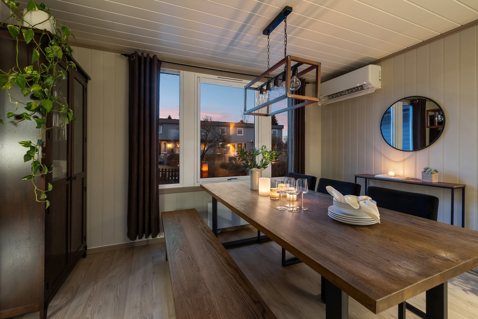 Kveldsstemning i spisestuen. Galleribilde