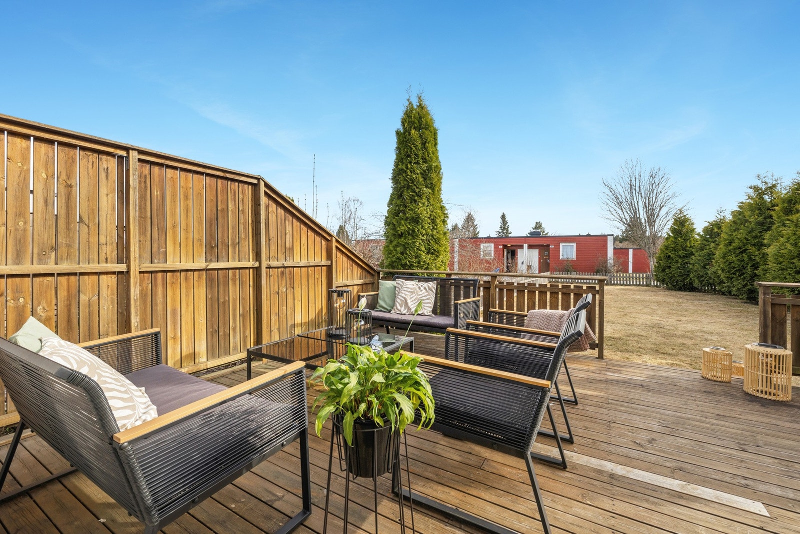 Boligen byr på herlige uteområder med god plass til ønsket utemøblement. Galleribilde