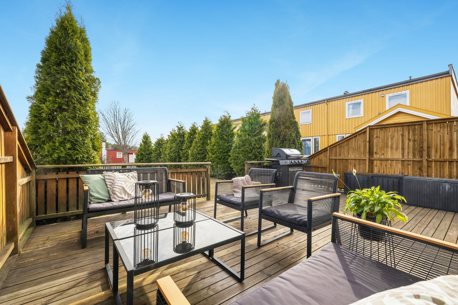 Boligen er godt skjermet med tujahekk og levegg mot naboen. Galleribilde