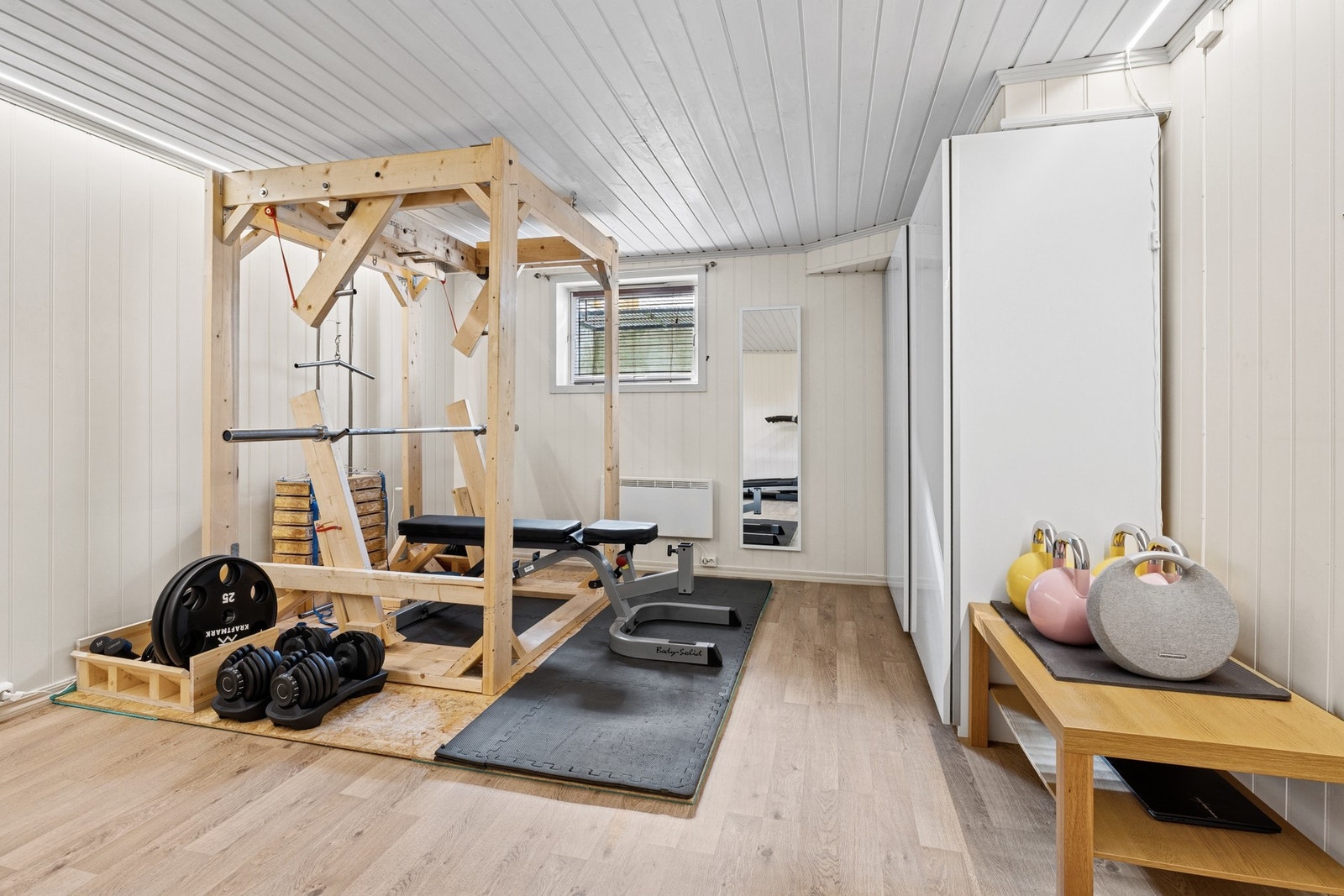 I underetasjen finner du et romslig hobbyrom som i dag brukes som trimrom. Galleribilde