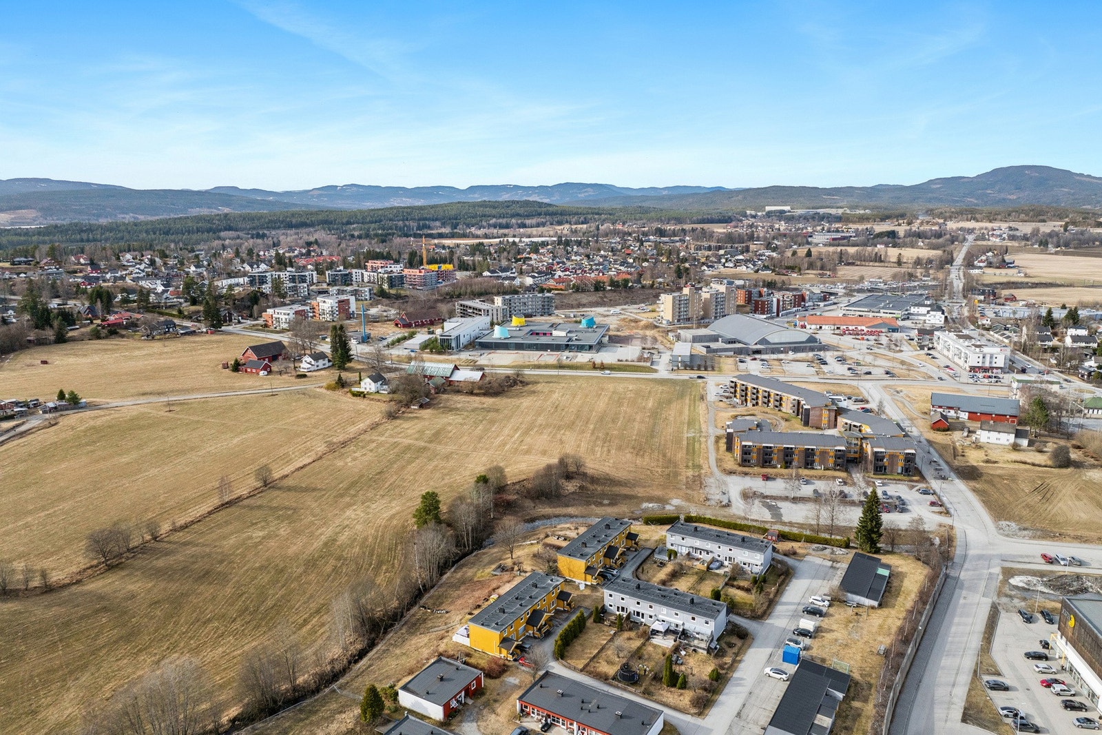 Amfi Eidsvoll ligger kun fem minutters gange unna, og Eidsvoll Verk stasjon nås til fots på omtrent 15 minutter. Galleribilde