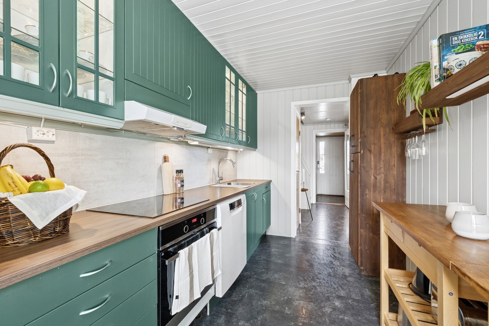 Kjøkkenet ligger adskilt fra stuen og har en praktisk utforming. Galleribilde