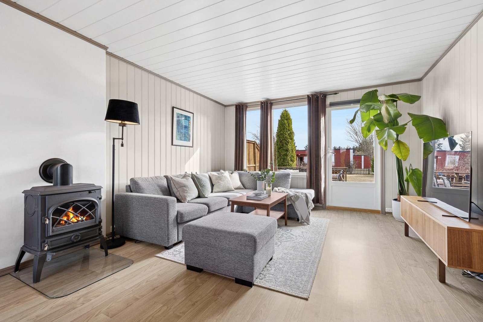 Stuen byr på gode vindusflater og herfra har du direkte utgang til en sydvendt terrasse. Galleribilde