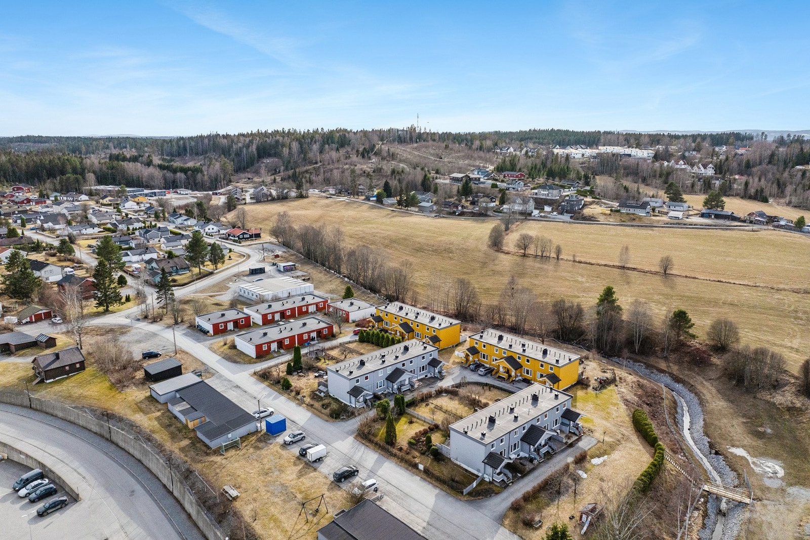 For friluftsentusiaster finnes det flere grøntområder i nærheten, samt tilgang til turstier og rekreasjonsområder som gir gode muligheter for turgåing, sykling og andre utendørsaktiviteter. Galleribilde