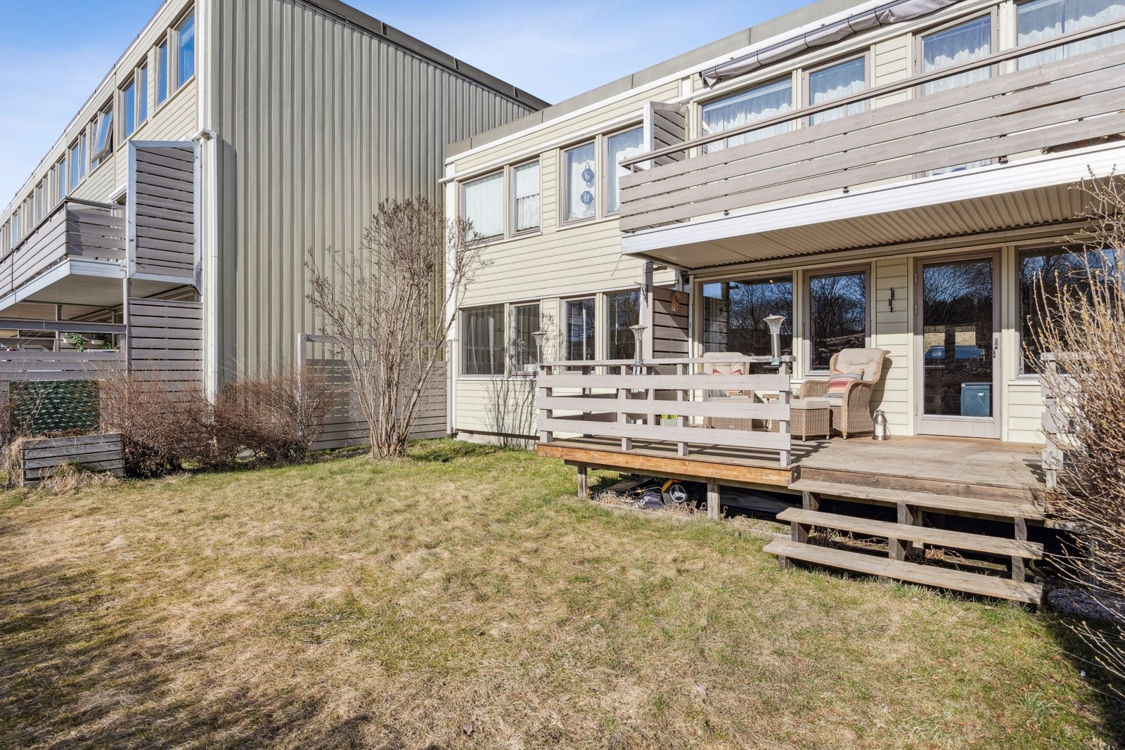 Terrassen måler 13 kvm og har tilkomst til et skjermet hageareal. Galleribilde