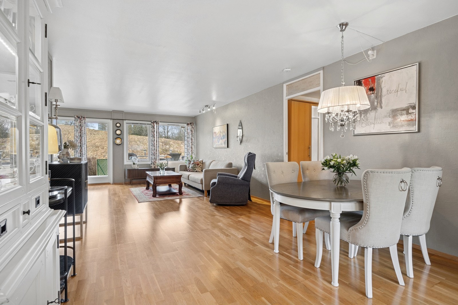 Oppvarming gjennom vannbåren varme i radiatorer som er inkludert i de månedlige felleskostnadene. Dette gjelder følgelig også forbruk av varmtvann. Galleribilde