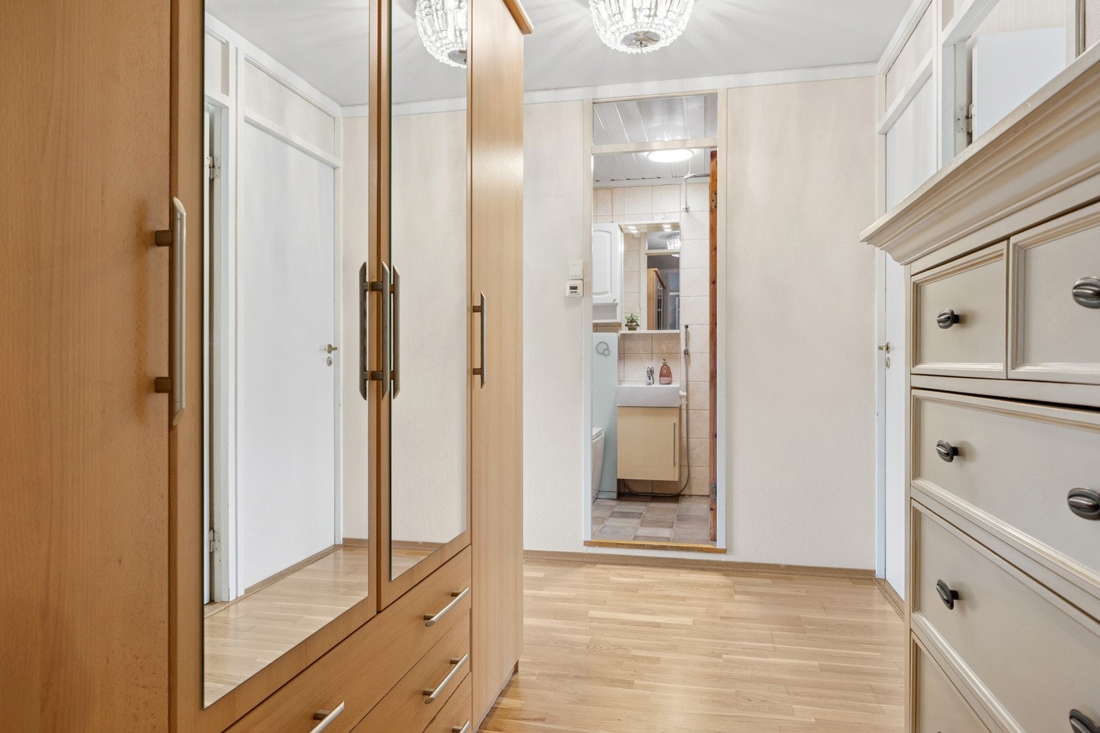 Garderobeskap i mellomgangen følger med. Galleribilde