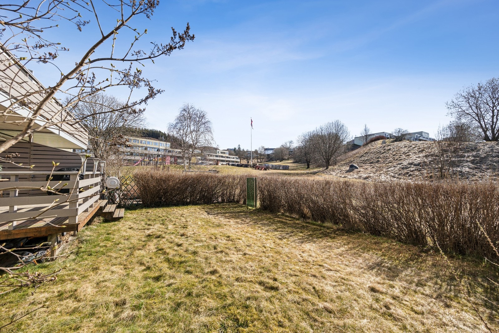Uteplassen grenser til friareal, noe som sørger for fritt utsyn uten sjenerende innsyn. Galleribilde