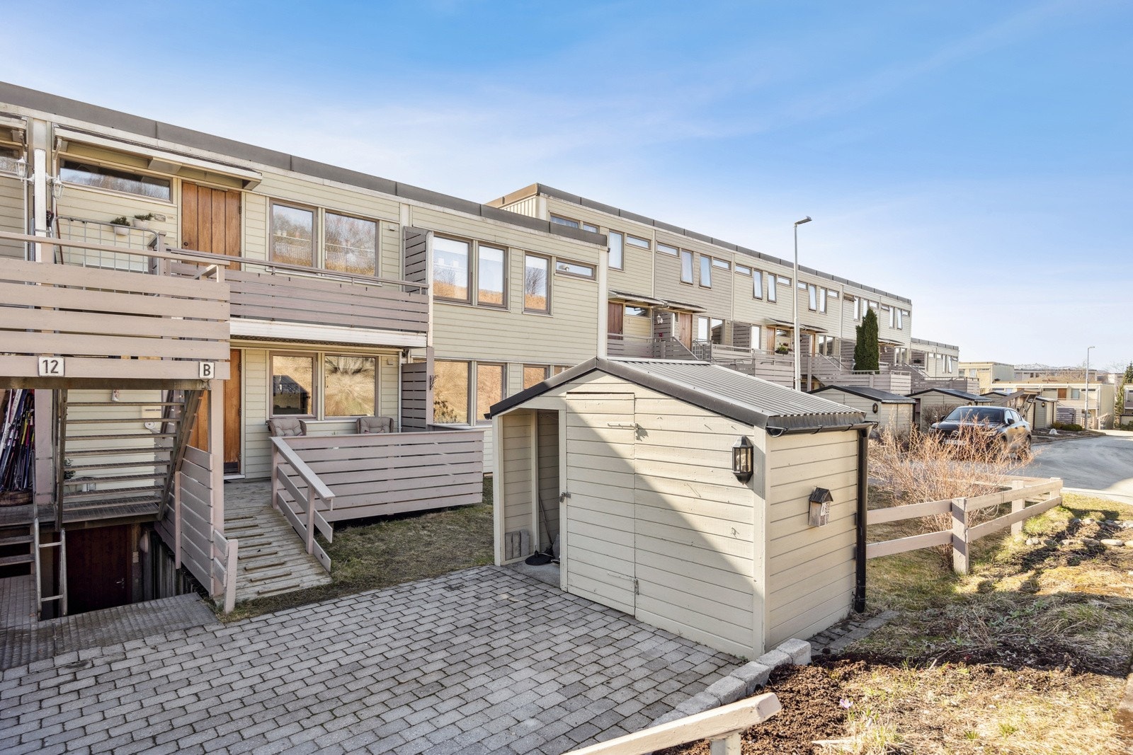 Boligen ligger fint til i et rolig og tilbaketrukket område med fine grøntområder og lekeplasser like ved - et perfekt sted for barnefamilien å etablere seg. Galleribilde