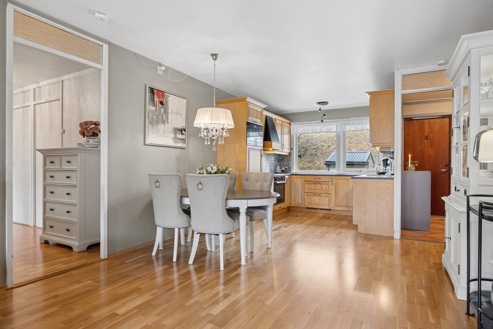 Fra gangen ankommer man stue- og kjøkkenarealet, som totalt måler 43 kvm. Galleribilde