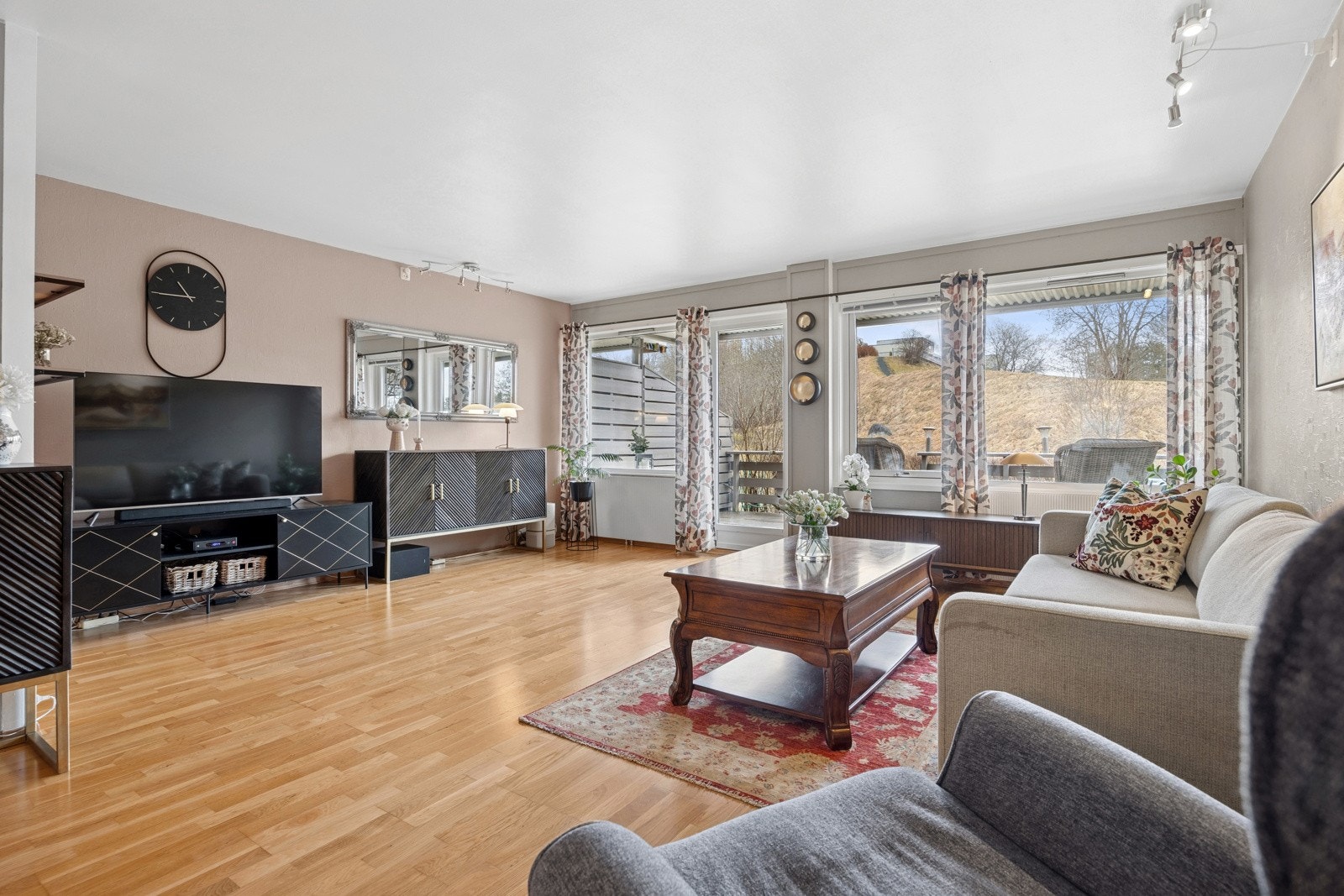 Den fine beliggenheten i feltet gjør at man har svært begrenset med innsyn til boligen. Galleribilde