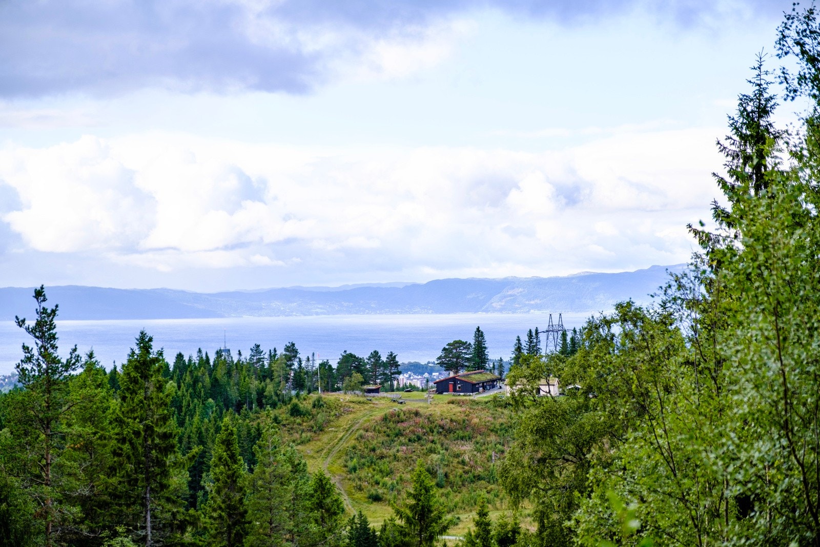 Søndagsturen kan legges til Estenstadhytta, som kan by på kaffe, fersk bakst eller en varm middag. Galleribilde