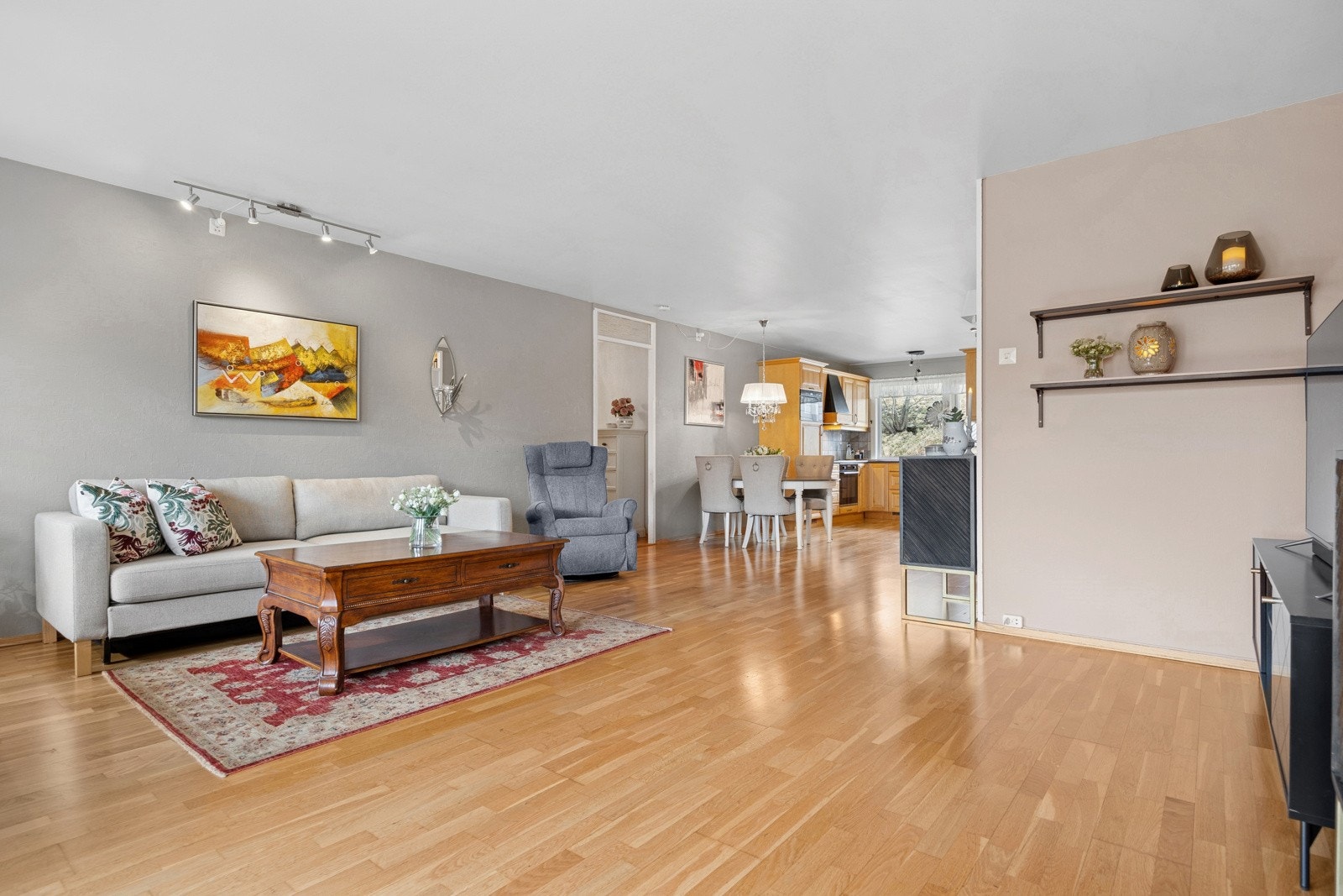 Stuen har en fin utforming og størrelse som gir plass til både spisebord, sofagruppe og mediemøblement. Galleribilde