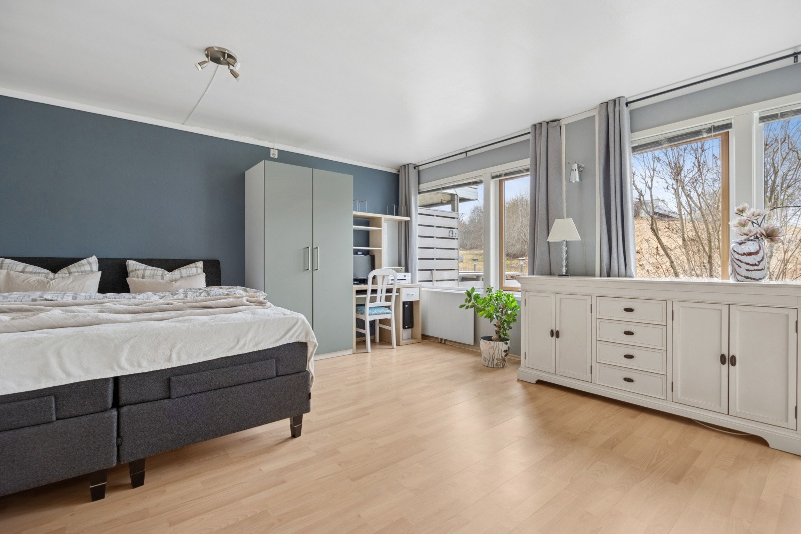 Leiligheten består opprinnelig av 4 soverom, men to av disse er slått sammen til et stort soverom. Garderobeskap på bildet følger ikke med. Galleribilde