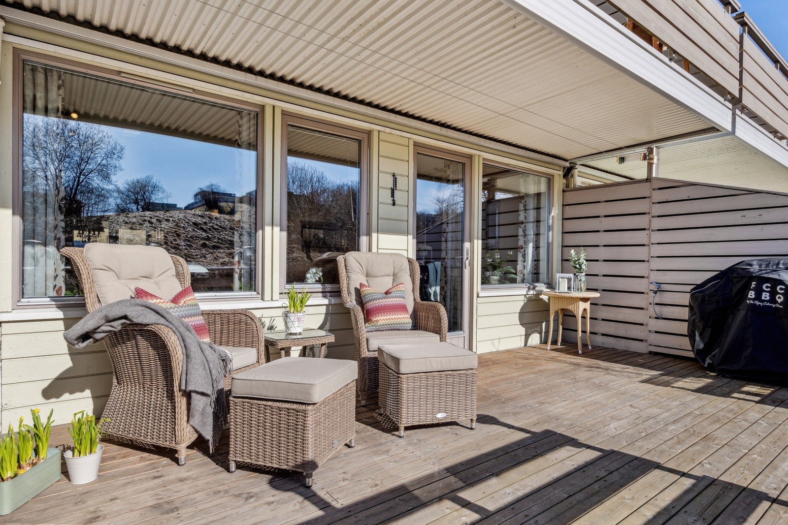 Fra stuen er det adkomst til et sørvendt uteareal med fantastiske solforhold. Galleribilde