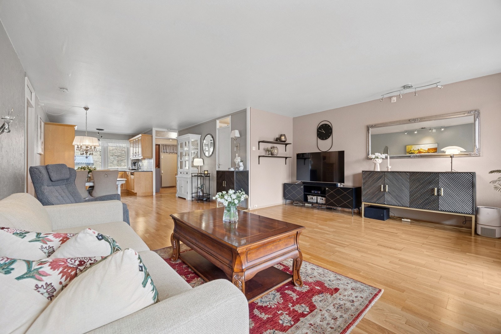 Rommet oppleves lyst og luftig med store vindusflater på kjøkken og stue. Galleribilde