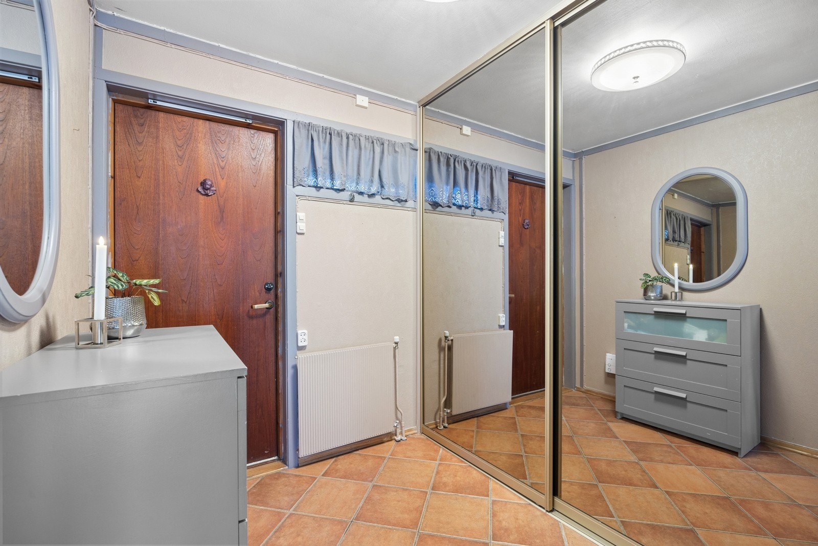 Entréen er romslig, med praktiske speilflater på skyvedørsgarderobe. Galleribilde