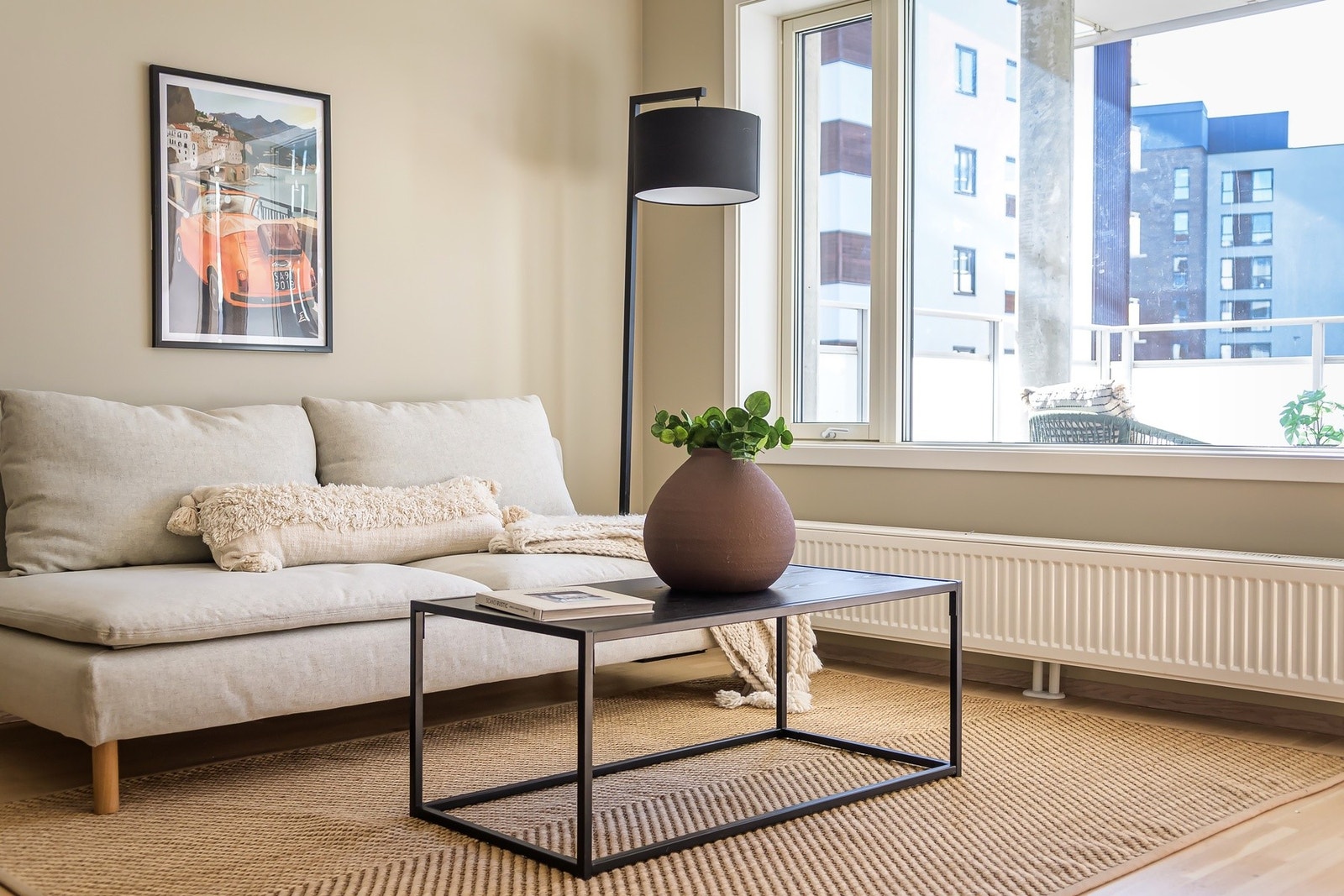 Det er vannbåren varme med radiatorer i stue og entré. Galleribilde