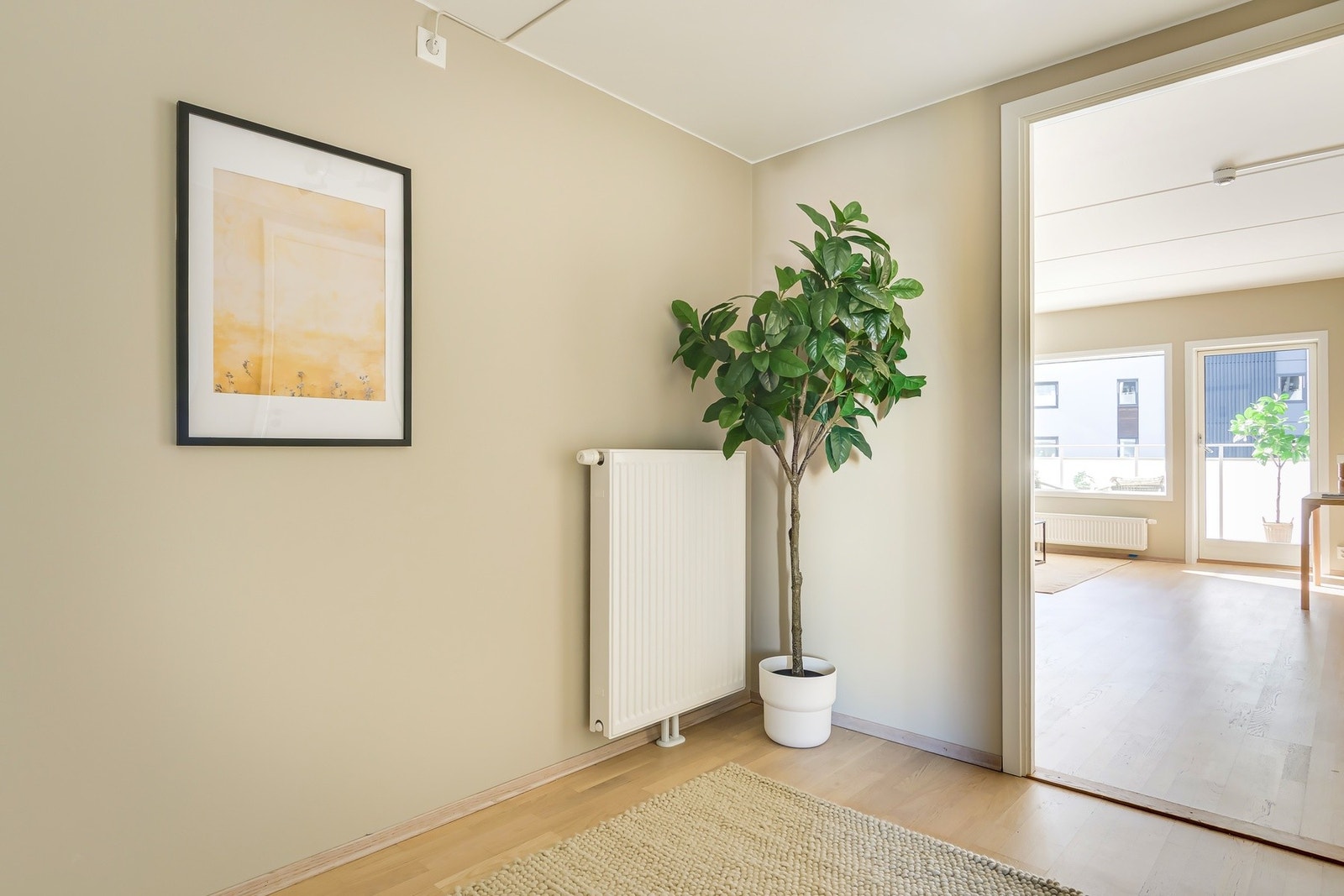 Entréen er romslig og innbydende og gir et godt førsteinntrykk av boligen! Galleribilde