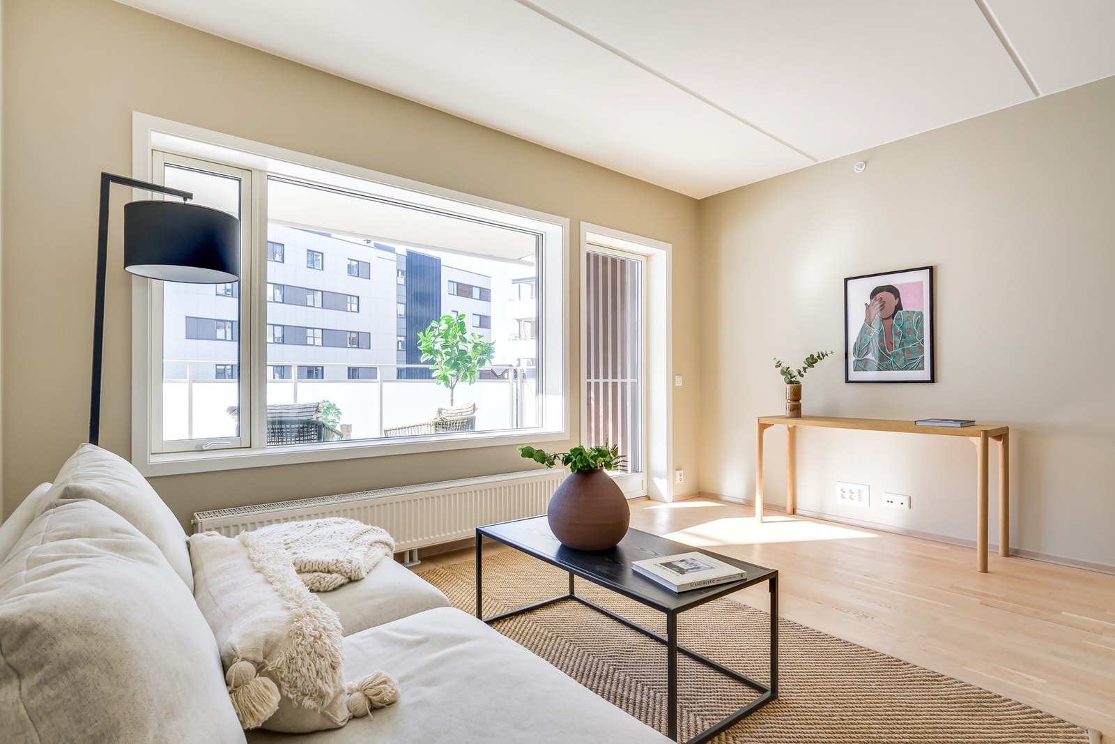 En lys og lekker 3-roms selveier fra 2017 med garasjeplass og vestvendt balkong! Galleribilde