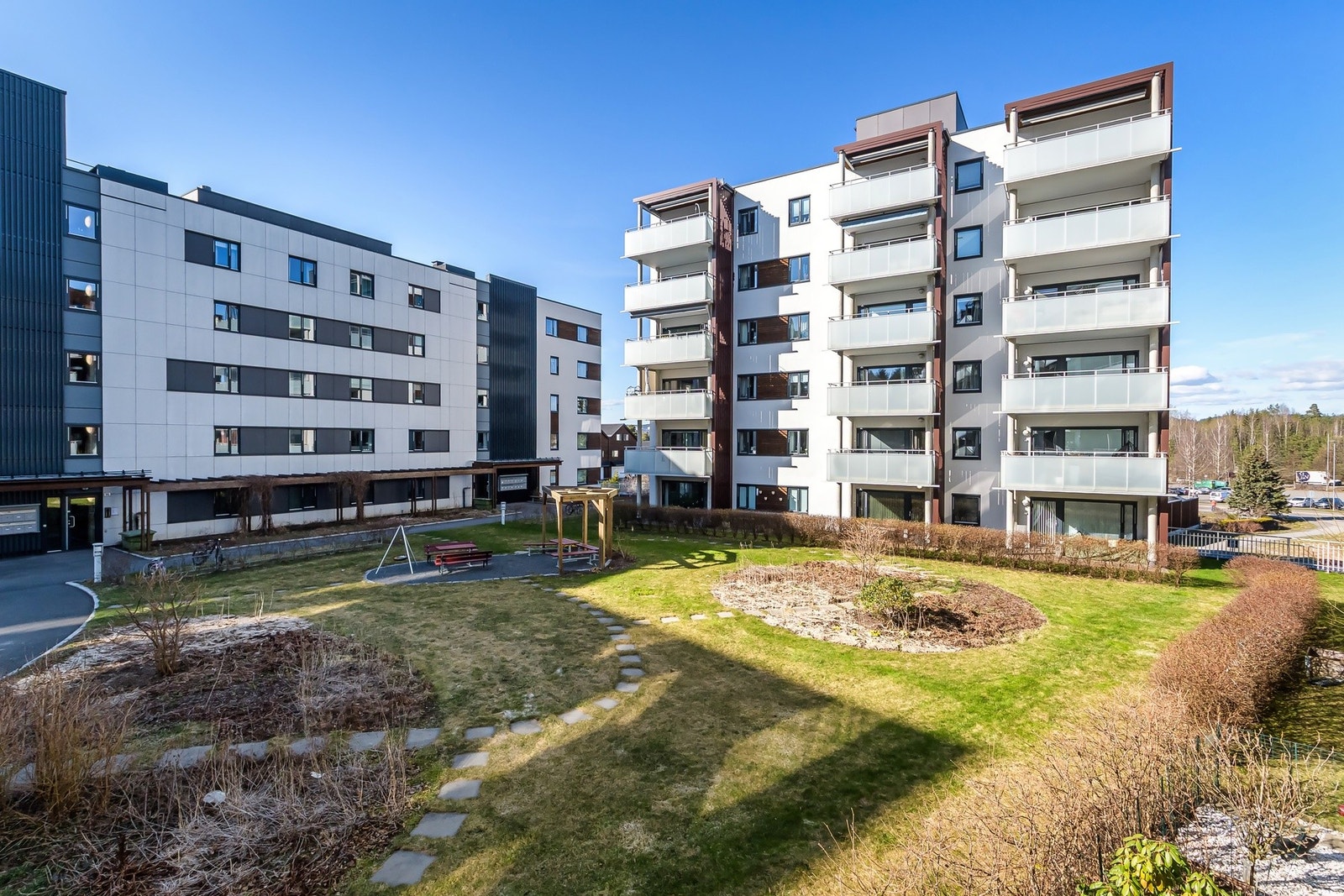 Området rundt bygget er pent og parkmessig opparbeidet, med grønne fellesarealer som gir en innbydende og trivelig atmosfære. Galleribilde