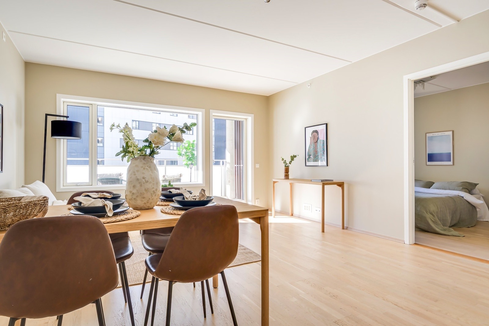 Åpen og sosial planløsning mellom kjøkken og stue - perfekt for både hverdag og gjester. Galleribilde