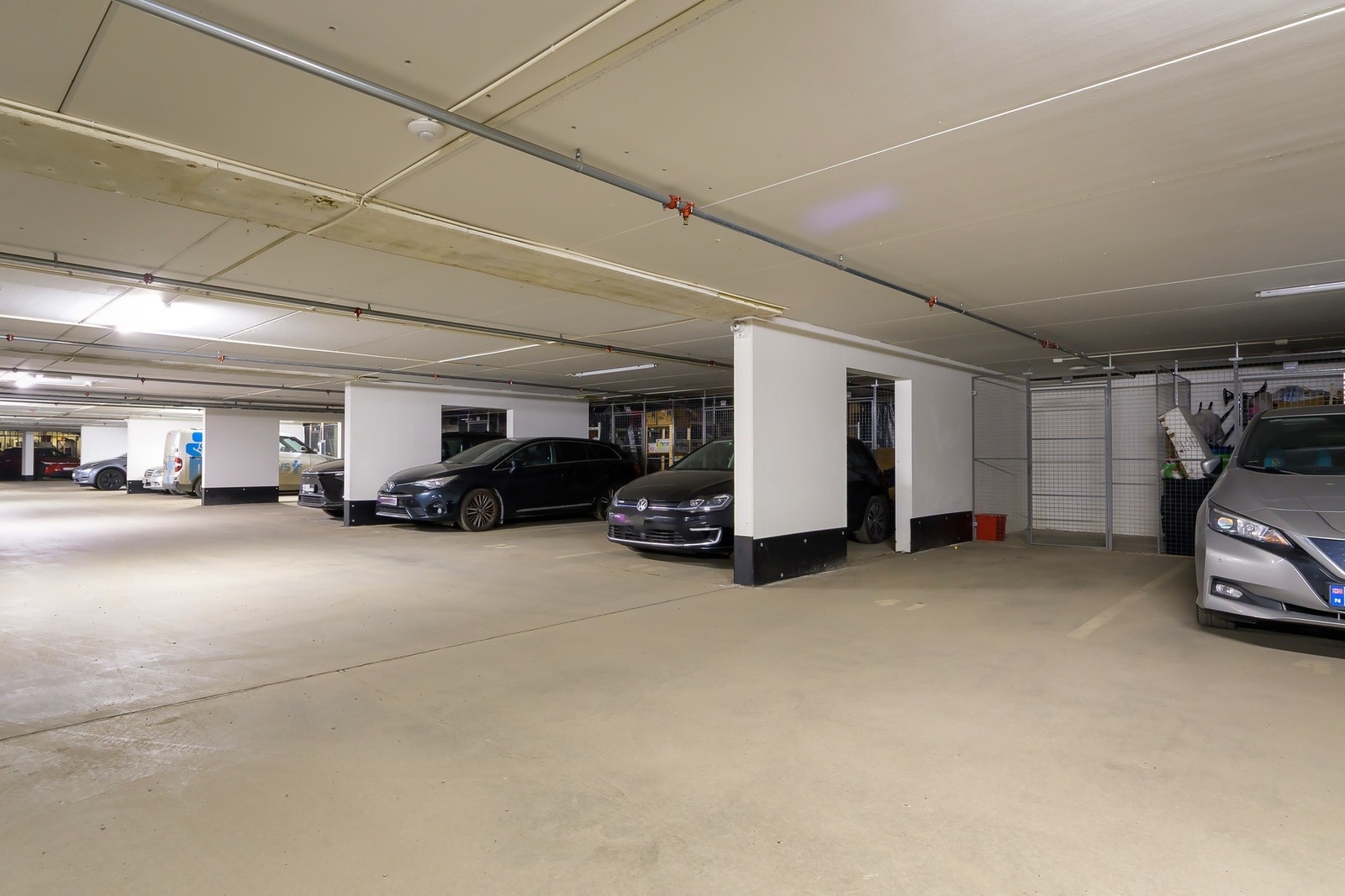Det medfølger parkeringsplass i felles lukket garasjeanlegg med direkte heisadkomst. Galleribilde