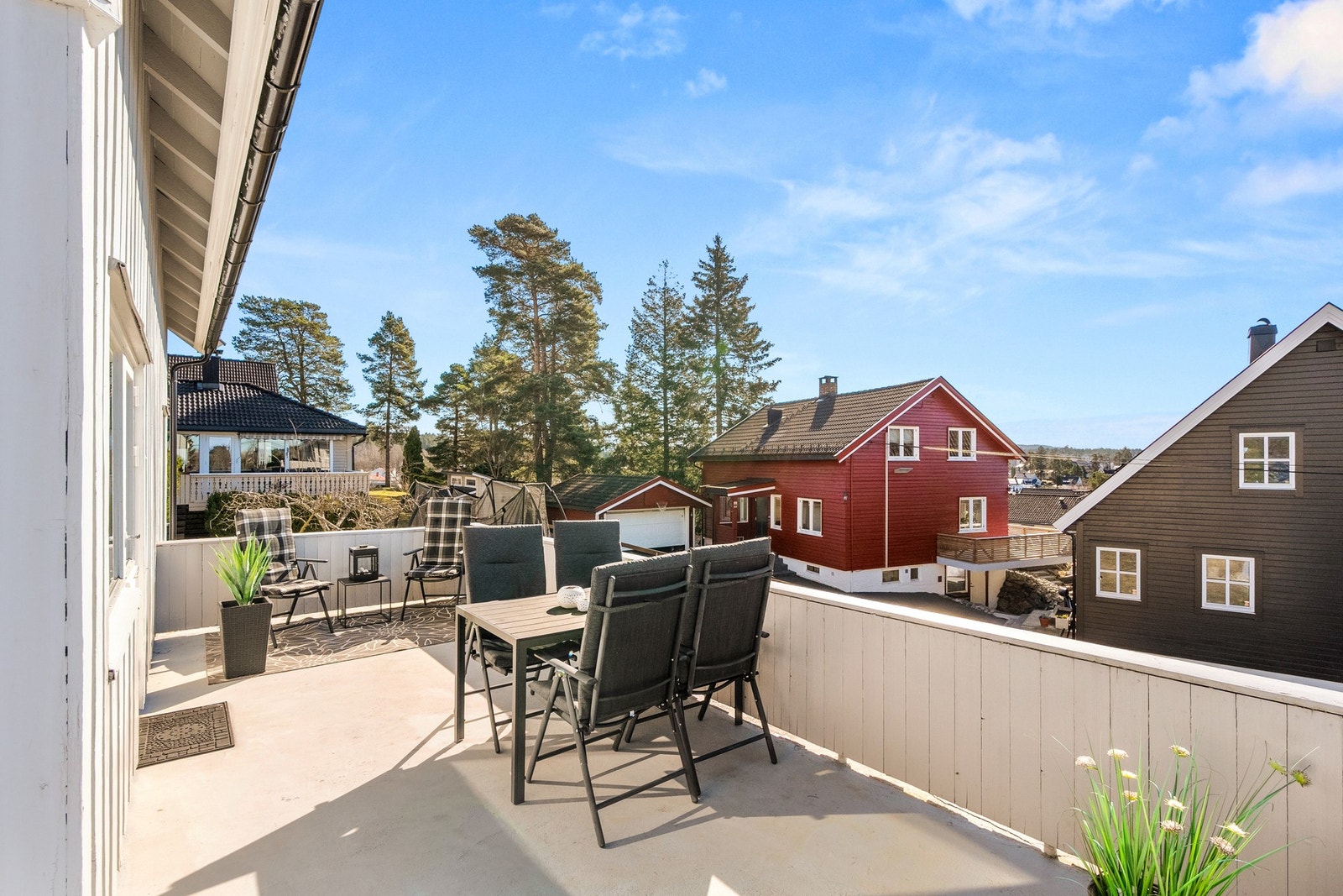 Fra stuen er det utgang til en sydvestvendt terrasse på ca. 24 kvm med fine solforhold. Galleribilde