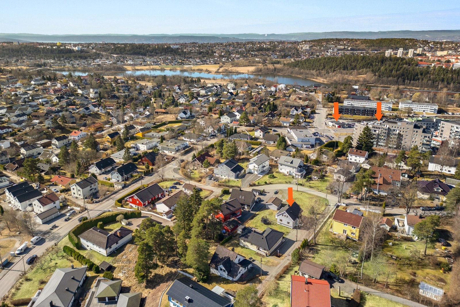 Fra boligen er det ellers kort gangavstand til Oppsal senter, T-bane og buss. Boligen, Oppsal T-bane og Oppsal senter markert med piler. Galleribilde