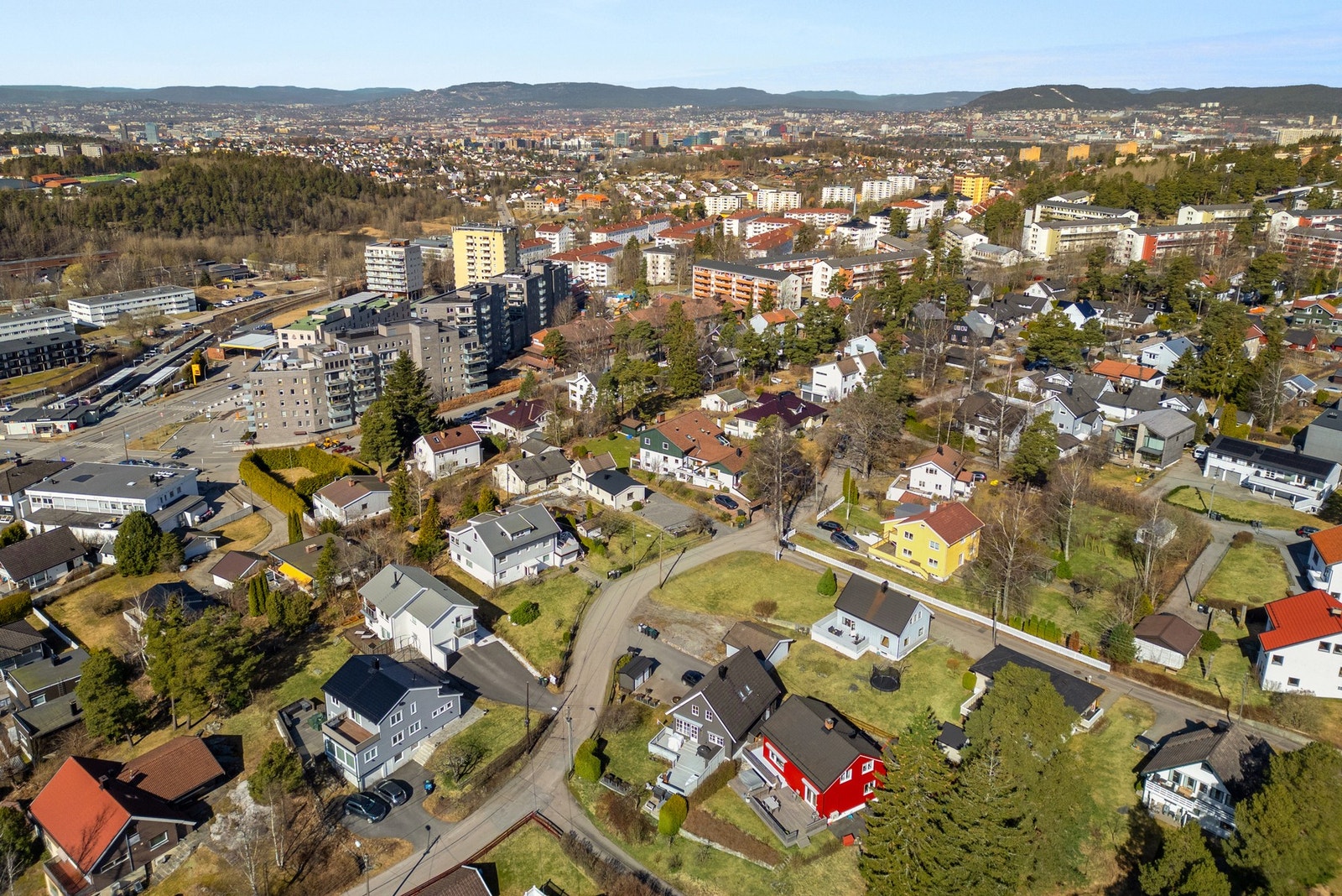 Beliggenheten er barnevennlig og attraktiv, med nærhet til kjøpesenter, T-bane, buss og turområder, samt kort vei til barnehage, barneskole, lekeplasser og idrettsanlegg. Galleribilde