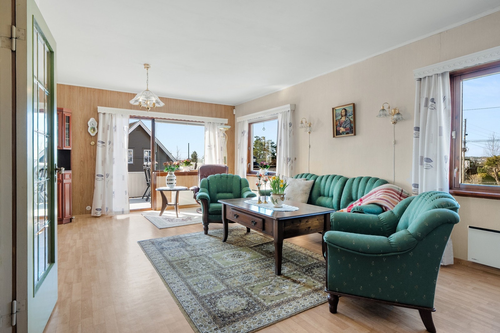 Rommet får godt med naturlig lysinnslipp fra store vindusflater mot tre himmelretninger. Galleribilde