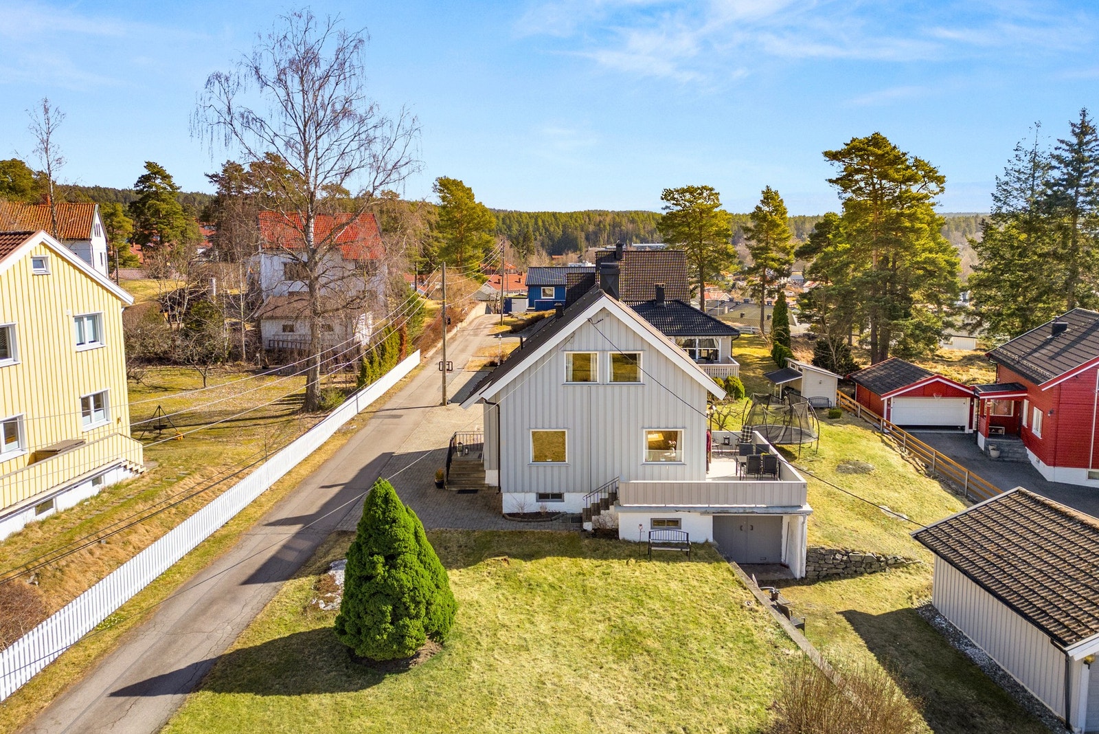 Eiendommen har en stor hage, solrik uteplass, garasje i boligen, frittstående dobbelgarasje og flere biloppstillingsplasser. Galleribilde