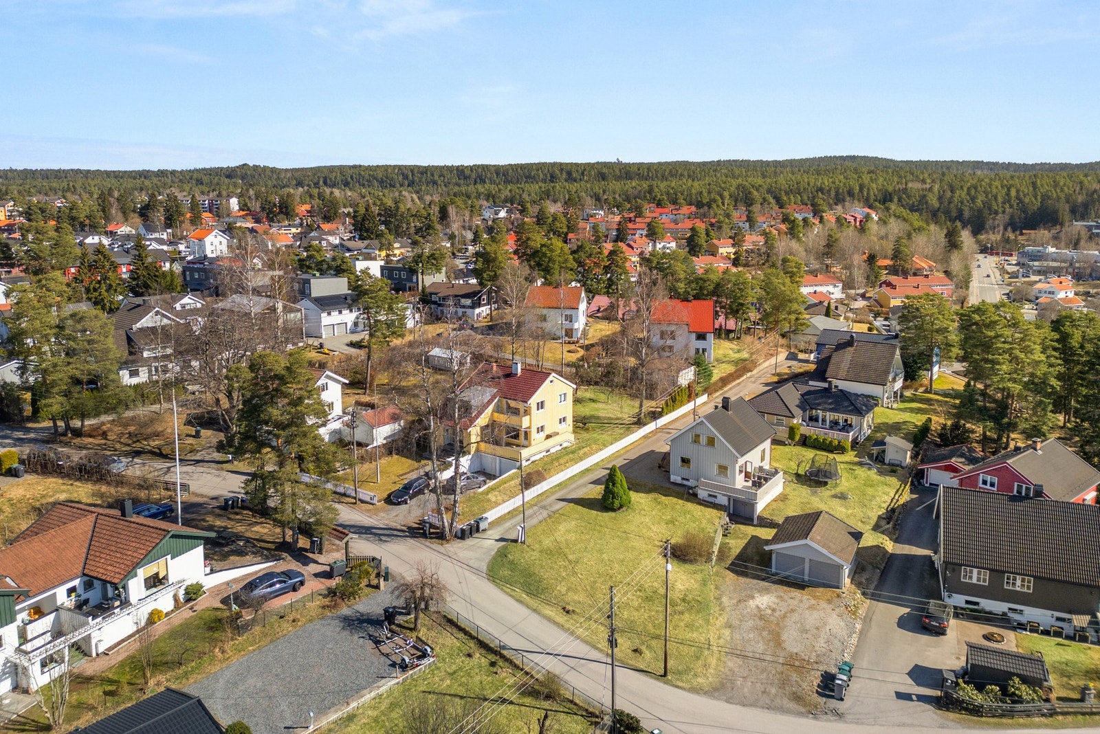 Det er parkering i frittliggende dobbelgarasje, integrert garasje og flere biloppstillingsplasser. På nordsiden av huset er det en steinbelagt gårdsplass. Galleribilde